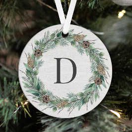Rustikales Wintergrün Monogram Wreath White Wood Ornament Aus Metall