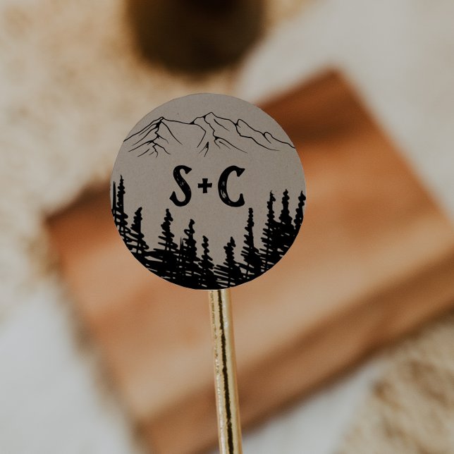 Rustikales Woodsy Mountain Monogram Wedding Envelo Runder Aufkleber (Von Creator hochgeladen)