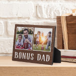 Rustikales Zwei-Foto-Bonus-Vater Stepfather Fotoplatte<br><div class="desc">Das zauberhafte Holzschild für den Vatertag,  Geburtstage oder neue Stiefel zeigt zwei Fotos nebeneinander auf einem rustikalen Hintergrund mit "Bonus Vater" darunter.</div>