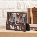 Rustikales Zwei-Foto-Nonno-Opa Fotoplatte<br><div class="desc">Das hübsche Holzschild zum Vatertag,  Geburtstag oder Großelterntag zeigt zwei Fotos nebeneinander auf einem rustikalen Hintergrund mit "Nonno" unten.</div>
