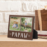 Rustikales Zwei-Foto Papaw Grandpa Fotoplatte<br><div class="desc">Das hübsche Holzschild zum Vatertag,  Geburtstag oder Großelterntag zeigt zwei Fotos nebeneinander auf einem rustikalen Hintergrund mit "Papaw" darunter.</div>