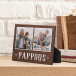 Rustikales Zwei-Foto-Pappel Opa Fotoplatte<br><div class="desc">Das hübsche Holzschild zum Vatertag,  Geburtstag oder Großelterntag zeigt zwei Fotos nebeneinander auf einem rustikalen Hintergrund mit "Pappous" darunter.</div>