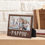 Rustikales Zwei-Foto Pappou Opa Fotoplatte<br><div class="desc">Das hübsche Holzschild zum Vatertag,  Geburtstag oder Großelterntag zeigt zwei Fotos nebeneinander auf einem rustikalen Hintergrund mit "Pappou" darunter.</div>
