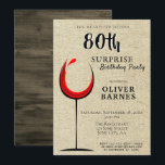 Rustische Rote Weinüberraschung 80. Geburtstagspar Einladung<br><div class="desc">Rustikale Rotweine Überraschung 80. Geburtstagsparty Einladung. Klassische Geburtstagseinladung mit rustikal beigefarbener Textur und abstraktem Glas mit Rotwein. Die Rückseite ist eine Holzstruktur. Der Text ist in einem trendigen Skript und ist leicht anpassbar - personalisieren Sie ihn mit Ihrem Namen, Alter, Datum, Ort und UAWG. Sie können den gesamten Text auf...</div>