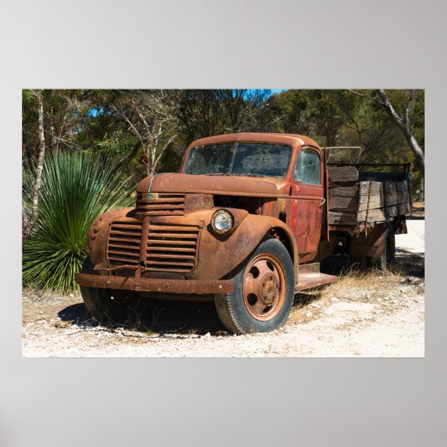 Rusty alten LKW verlassen im Outback Australien. Poster (Vorne)