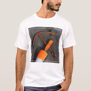 Rusty Anchor and Buoy am Strand T-Shirt