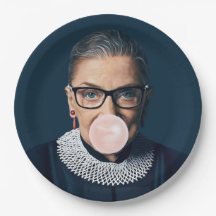 Ruth Bader Ginsburg bläst rosa Kaugummi Pappteller