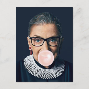 Ruth Bader Ginsburg bläst rosa Kaugummi Postkarte