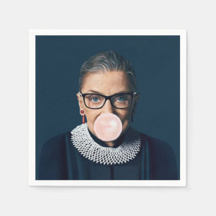 Ruth Bader Ginsburg bläst rosa Kaugummi Serviette