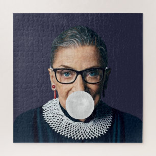 Ruth Bader Ginsburg bläst weiße Kaugummiblase Puzzle