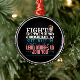 Ruth Bader Ginsburg führt andere an Ornament Aus Metall