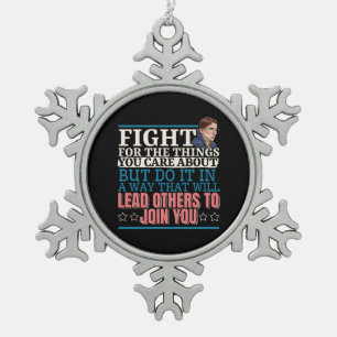 Ruth Bader Ginsburg führt andere an Schneeflocken Zinn-Ornament