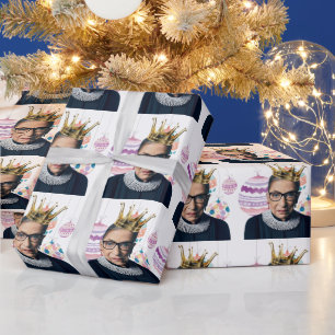 Ruth Bader Ginsburg mit Weihnachtsbaubles Geschenkpapier