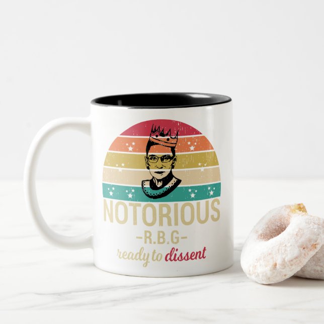 Ruth Bader Ginsburg Zweifarbige Tasse (Mit Donut)