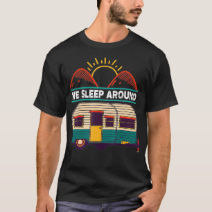 RV Camping Anhänger Geschenke Wir schlafen herum T-Shirt
