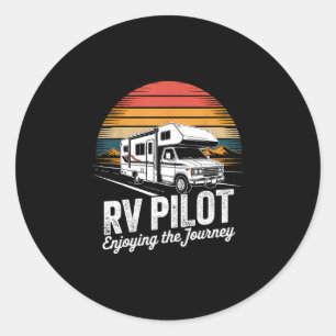 RV-Camping-Camper-RV-Pilot genießt die Reise Runder Aufkleber