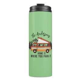 RV Camping Trailer Zuhause: Parken Sie es. Thermosbecher