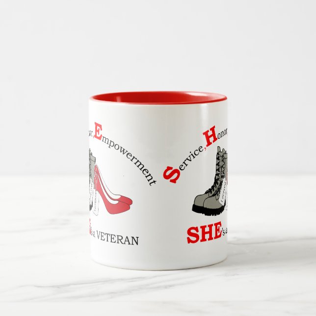 S H E ist ein Veteran Zweifarbige Tasse (Mittel)