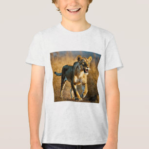 Säbelzahn gefleckte Löwin lauert – Jäger vs Tri-Blend Shirt