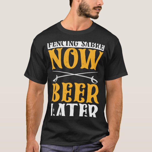 Saber Now Beer Fencer Schwertmankerl T-Shirt (Vorderseite)