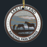 Sable Island National Park Reserve Kanada Abzeiche Keramik Ornament<br><div class="desc">Sable Island National Park Reserve Vektorgrafik Design. Der Park ist eine abgelegene Barriere Sandbar Zuhause für Wildpferde,  eine große graue Siegel-Kolonie,  plus mehrere Offshore-Wracks.</div>