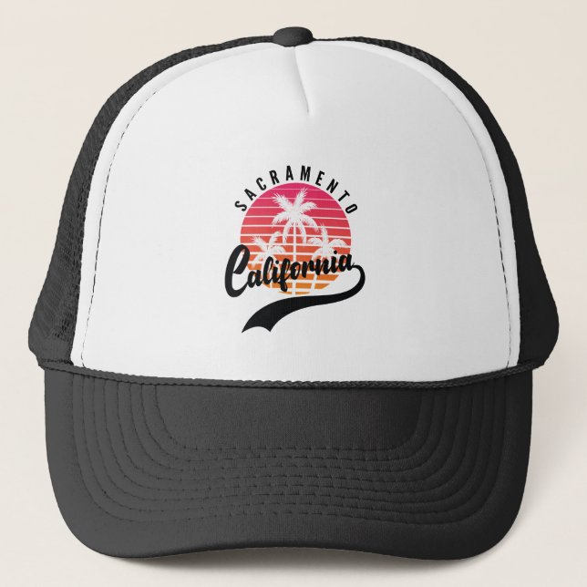 Sacramento, California Retro Sunset Trucker Hat Truckerkappe (Vorderseite)