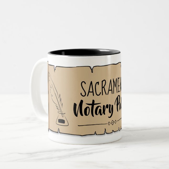Sacramento Notary Public Scroll Feather Quill Zweifarbige Tasse (Vorderseite Links)