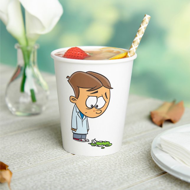 Sad Boy Scientist mit gebrochenem Experiment Pappbecher (Von Creator hochgeladen)