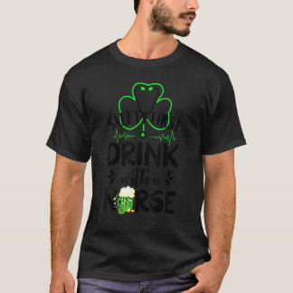 Safety First Drink Bier mit einem Krankenpfleger S T-Shirt