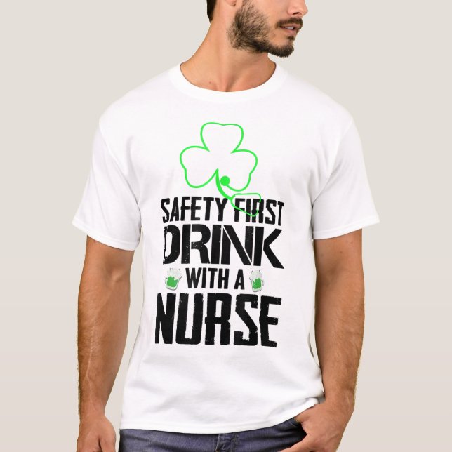 Safety First Drink mit einem Bier Liebhaber St Pat T-Shirt (Vorderseite)