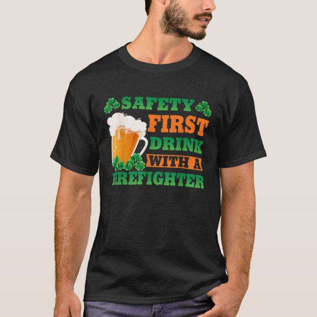 Safety First Drink With A Firefighter  St Patricks T-Shirt (Vorderseite)