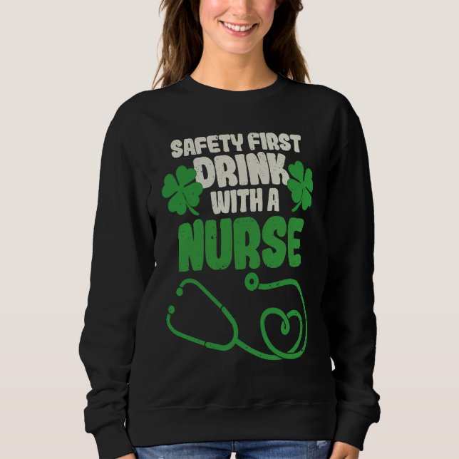 Safety First Drink With A Nurse Shamrock St Patric Sweatshirt (Vorderseite)