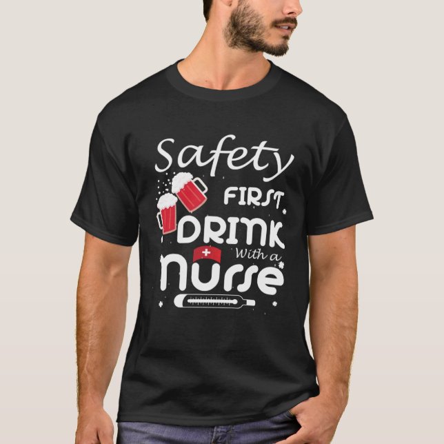 Safety First Drink With A Nurse Shamrock St Patric T-Shirt (Vorderseite)