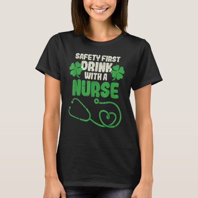 Safety First Drink With A Nurse Shamrock St Patric T-Shirt (Vorderseite)