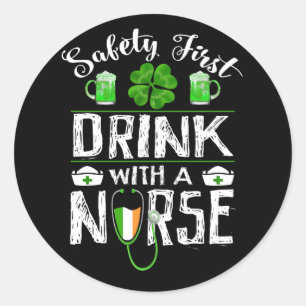 Safety First Drink WIth A Nurse St. Patrick Day Runder Aufkleber
