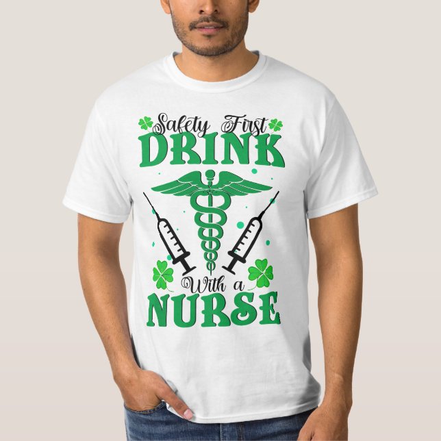 Safety First Drink With A Nurse St Patrick's Day  T-Shirt (Vorderseite)