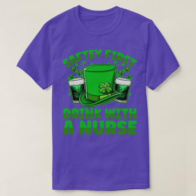 Saftey First Drink mit einem Nurse Beer St Patrick T-Shirt (Design vorne)