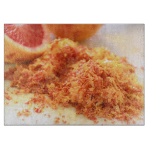 Saftige blutrote Orangen und Schale Schneidebrett