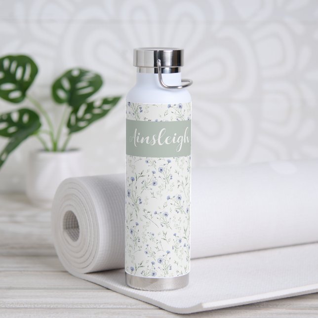 Sage Blue Watercolor Wildflower Monogram Name Trinkflasche (Yoga (gedreht))