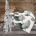 Sage & Emerald Green Eucalyptus Wedding Krawatte<br><div class="desc">Ein Hochzeitshals mit exquisit detaillierten Eukalyptus-Stielen,  die in Aquarellen in einem schlauen und smaragdgrünen Ton auf einem ekru soliden Hintergrund gemalt werden.</div>