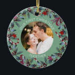 Sage First Christmas Gemeinsam Personalisiertes Fo Keramik Ornament<br><div class="desc">Romantische Ornamente für ein Paar mit einem schönen Weihnachtskranz und einem schlauen grünen Hintergrund. Personalisieren Sie die Vorlage mit Ihrem Foto,  Namen oder benutzerdefinierten Text. Sie können die Hintergrundfarbe ändern,  wenn Sie möchten,  klicken Sie einfach auf "Bearbeiten mit dem Designwerkzeug".</div>