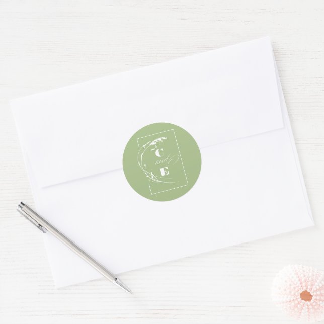 Sage Green and White Monogram Wedding Runder Aufkleber (Umschlag)