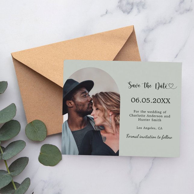 Sage green arch photo wedding Save the Date card (Von Creator hochgeladen)