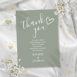 Sage Green Baby Dusche Script Heart Gedicht Dankeskarte<br><div class="desc">Eine moderne,  minimalistische Babydusche,  personalisiert mit Ihrer Danksagung und Namen,  mit einem niedlichen,  von Hand gezeichnet Herz und stilvollen Typografie auf einem schludrigen grünen Hintergrund. Entwickelt von Thisisnotme©</div>