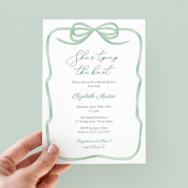 Sage Green Bow Sie bindet das Brautparty des Knote Einladung (Sage green tying the knot bridal shower invitation with watercolor bow and green white stripe backer)