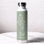 Sage Green Bride Hand Scripting Name Floral Trinkflasche<br><div class="desc">Feiern Sie stilvoll mit unserem Namen Hand Scripted Bachelorette Brautparty Thermal Wine Tumbler. Mit seinem eleganten, personalisierten Drehbuch-Design ist dieser Schuster ideal, um Getränke während Ihrer Brautfeierlichkeiten bei optimaler Temperatur behalten. Aus hochwertigen, isolierten Materialien gefertigt, ist es genauso praktisch wie schick. Ideal für Junggeselinnen-Abschiede, Brautpartys oder als nachdenkliches Geschenk verbindet...</div>