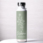 Sage Green Bridesmaid Name Floral Bachelorette Trinkflasche<br><div class="desc">Feiern Sie stilvoll mit unserem Namen Hand Scripted Bachelorette Brautparty Thermal Wine Tumbler. Mit seinem eleganten, personalisierten Drehbuch-Design ist dieser Schuster ideal, um Getränke während Ihrer Brautfeierlichkeiten bei optimaler Temperatur behalten. Aus hochwertigen, isolierten Materialien gefertigt, ist es genauso praktisch wie schick. Ideal für Junggeselinnen-Abschiede, Brautpartys oder als nachdenkliches Geschenk verbindet...</div>