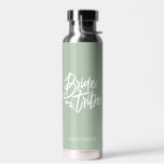 Sage Green Calligraphy Bride Stamm Bachelorette Trinkflasche<br><div class="desc">Diese elegante Salbei-grüne Wasserflasche mit individuelle Name kann ein perfektes Bachelorette-Geschenk machen! Personalisieren Sie es einfach mit Ihrem Namen. Sie können auch die Hintergrundfarbe ändern,  klicken Sie einfach auf "Bearbeiten mit dem Designwerkzeug".</div>