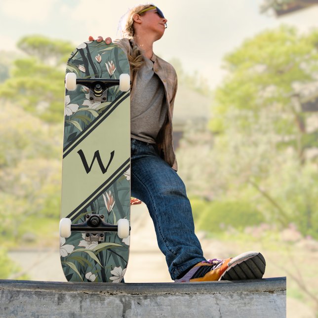 Sage Green Chinoiserie Blumen Weiße Initiale  Skateboard (Von Creator hochgeladen)