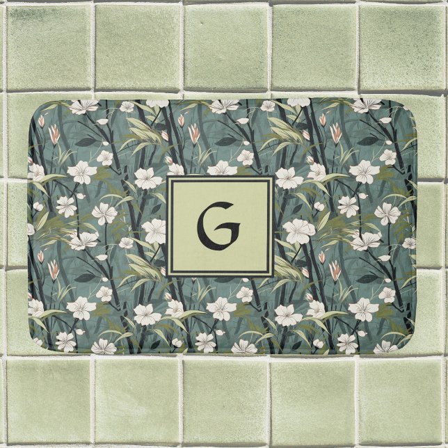 Sage Green Chinoiserie Floral White Initial  Badematte (Von Creator hochgeladen)